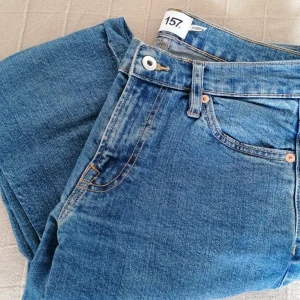 Jeans från Lager 157 - Bekväma jeans i rak modell Lender. Passar mig som är 36/38. 