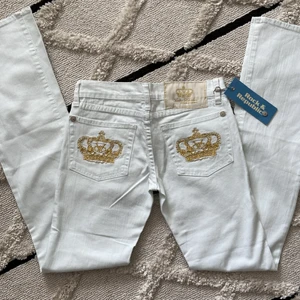 Victoria Beckham jeans - Säljer dessa supersnygga lågmidjade ”Victoria Beckham” jeans i en vit/blå färg, aldrig använts pågrund av att de är för små för mig. Innerbenslängden är ca 80cm. Buda i kommentarerna ❗️köparen står för frakt❗️