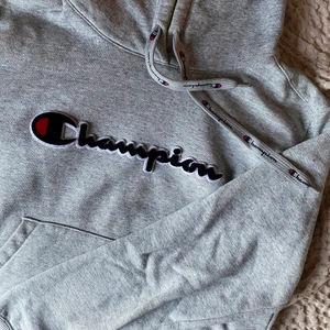 Champion hoodie i grått - Grå, sparsamt använd, hoodie från Champion! Väldigt snygg & sitter superbra på😍 Säljer då den är för liten.. Storlek S men sitter mer som en XS! Köparen står för frakten