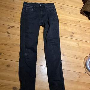Svarta Replay jeans i modell anbass nypris ligger på ca 1 200, storlek 28. Har något slitage på benen som visas i sista bilden. 