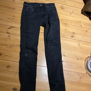 Replay jeans - Svarta Replay jeans i modell anbass nypris ligger på ca 1 200, storlek 28. Har något slitage på benen som visas i sista bilden. 