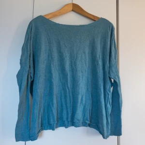 Långärmad tröja - Blå långärmad tröja med peace täcken på baksida. I använt skick, bra kvalitet fast få paljetter saknas på baksidan!🥰 Storlek: L/XL fast passform som ifall den vore M