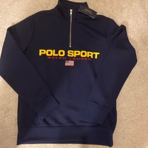 Helt ny Ralph lauren tröja! - Helt ny tröja från Ralph lauren med halv dragkedja till kragen. Helt ny och oanvänd med tags kvar!  Storlek L, ungdom (14-16år)   Nypris 1899:-