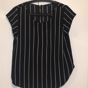 Svart och vit blus - Har använts ett par gånger