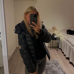 Moncler jacka  - Lägger ut igen pga oseriösa köpare. Säljer nu min moncler jacka, köpt för ett år sedan men fortfarande väldigt fint skick. Ända defekten är att dragkedjorna till fickorna är lite svåra att stänga ibland. Buda privat eller köp direkt för 2600💕