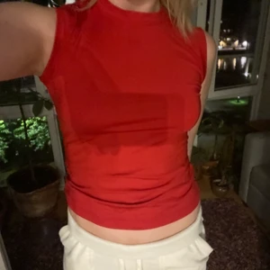 Rött linne - Ett coolt rött linne med liten polo. Det är i som ett baddräktsmaterial och storlek står inte men skulle säga storlek xs/s. Köpt second hand men från början ifrån Sats. Fraktar eller möts i sthlm. Pris ej inkl frakt💞