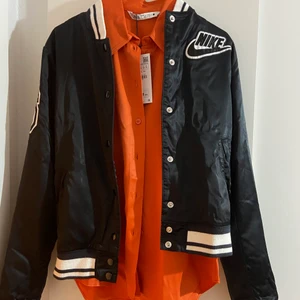 Orange skjorta från Zara + Nike jacka  - Snyggt matchat set  Skjorta + Jacka = 1000 :-  SKJORTA ZARA OANVÄND  STORLEK M  300:-    JACKA - NIKE - SPARSAMT ANVÄND  STORLEK 38  700 :- 