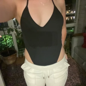 tvådelad tröja hm - ett supersött set från hm i storlek M. Linnet är en body och den långärmade tröjan har hål vid ärmarna för tummarna. Det är ett ribbat svart stretchigt material. Tröjan är från hm. Fraktar eller möts i sthlm. Pris ej inkl frakt💞
