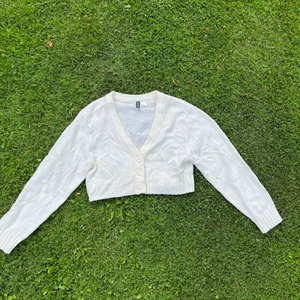 Kofta -  Vit söt Kofta från hm, divided❤️‍🔥storlek xs