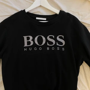 Hugo boss sweatshirt  - Köpte den i vintras på Hennings för 1099kr andvände ca 2 gånger. Säljer för den bara ligger i garderoben 🌸 storlek L  Dam tröja 😇