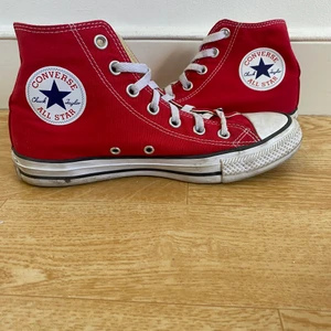 Röda höga converse - Ett par jättefina converse i storlek 38 utan några defekter. de är endast använda ett fåtal gånger och jag säljer pga de är lite för stora för mig. Köparen står för frakt🧡