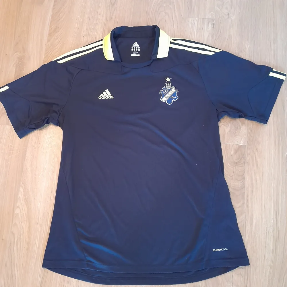 AIK hemmatröja säsongerna 2010/2011 . T-shirts.