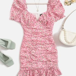 Blommig sommarklänning - Superfin rosa, blommig sommarklänning. Veckad och formar kroppen så fint! Som en liten inbyggd bh i men går jättebra att ha egen bh också. 