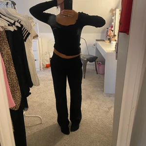 Lågmidjade kostymbyxor❤️‍🔥 - Tänkte sälja dessa skitsnygga lågmidjade kostymbyxorna från Lindex! Lite långa i benen för mig som är 167 men går att sy upp, storlek 36🖤🖤🖤slutsålda på hemsidan 