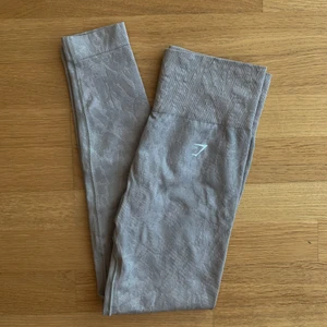 Gymshark leggings - Helt oanvända Gymshark Adapt Animal Seamless Leggings i färgen ”Butterfly gray”. Sitter snyggt på, speciellt pga detaljen i rumpan! Orginalpris 599kr.