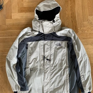 retro the north face jacka 90-talet - Vintage The North Face Jacka (S) Tecken på användning men ändå gott skick. Märkt som S men hade fungerat på en M med. Avtagbar Luva. 