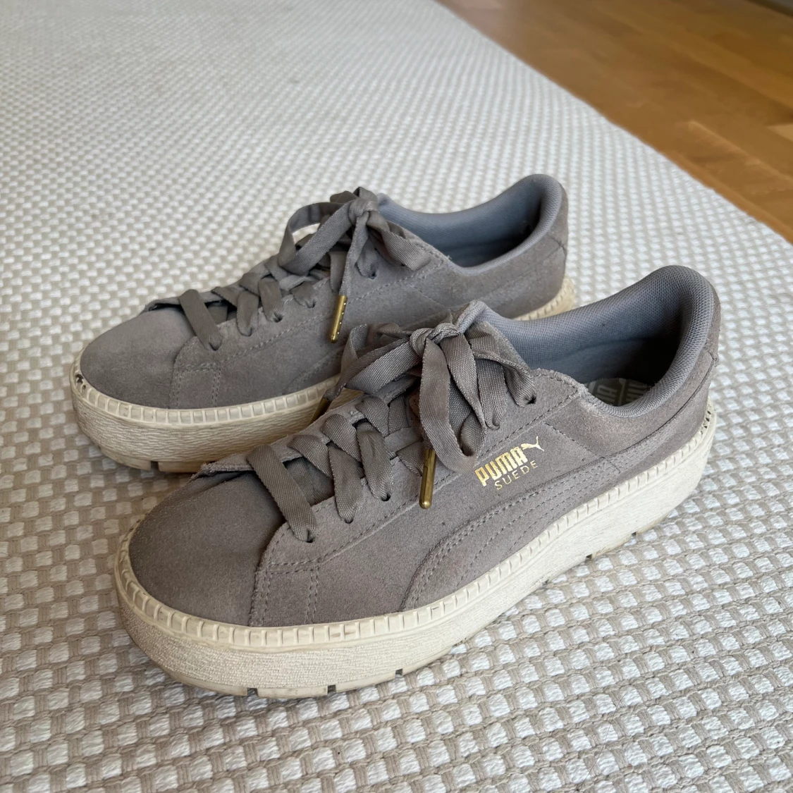 Platåskor i mocka från puma - 90