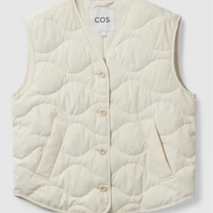 Quiltad väst cos - Så fin vit quiltad väst från cos som är använd endast en gång av mig! Inköpt i våras för 890kr
