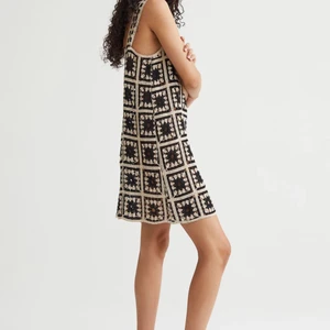 Crochet dress h&m - Så fin virkad klänning från h&m som nästan är helt slutsåld! Normal i storlek