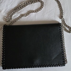 Svart väska med silverkedja - Superfin väska men kommer ej till användning 💞