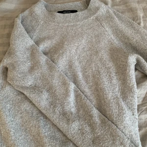 Stickad Tröja -  Så fin gråstickad tröja från Vero Moda, strl S men passar Xs❤️tröjan sticks inte! Kontakta för intresse tryck inte på KÖP DIREKT