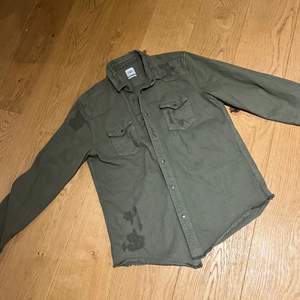 Säljer denna snygga militärfärgade jackan, är som en jeansjacka i materialet. Köpt från herr avdelningen så är en herr L (passar även dam M,L men blir oversized.) Helt nyskick. Säljer för 350 kr. Köparen står för frakten!