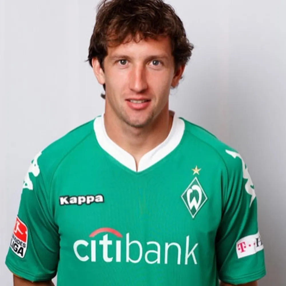 Frank Baumann var under många år en nyckelspelare och lagkapten i Werder Bremen där han spelade som mittback eller defensiv mittfältare. 99-09 360 matcher för Werder Bremen  28 Landskamper för Tyskland . T-shirts.