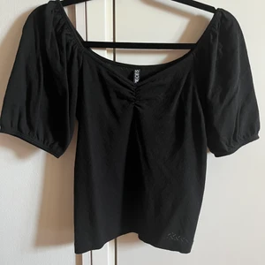 Svart topp - En svart topp från märket Pieces i storlek M💕 Som ny💞