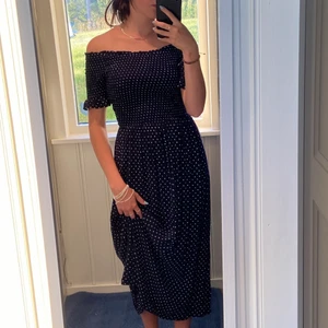 Lång klänning strl S - Lång mörklblå klänning med vita prickar. Bara använt två eller tre gånger så den är i toppenskick! Perfect till en sommarkväll 🙌🏻