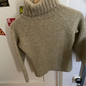 Stickad tröja  - Sparsamt använd😊