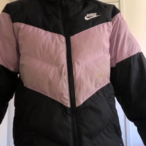 Nike vinterjacka❤️ - Lite smutsig så säljer billigt. Kostade 900 ny o säljer för jag tröttnat på den. Säljer den billigt för den har 2 fläckar. ❤️