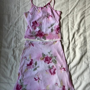 Rosa Set - Rosa set från JC med blommor på. Toppen är i storlek M och kjolen i L.
