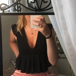 Svart topp från New Yorker - Säljer denna gulliga topp från New Yorker då jag aldrig får användning för den💗 Jag tror den är slutsåld på hemsidan! Lånade bilder men jag kan skicka egna vid intresse😇