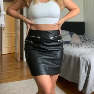 Mango kjol - Kjol i läderimitation med dragkedjor på framsidan. Täcker lite mer än halva låren på mig som är 1.57. Den är storlek 34 men själv passar jag oftast i 36, så skulle säga att den är lite stor i storleken.