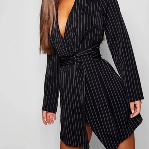 Blazer dress strl S - En vacker kostym klänning, köpt på Nelly för ungefär 1 år sedan men har aldrig kommit till användning då den tyvärr blev för lite för mig. Men som sagt i helt nytt skick :)