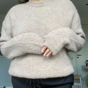 Beige Stickad tröja  - Beige stickad tröja från Carin Wester! Oversized! Bär vanligtvis L men denna tröja i S funkar super på mig! Använd fåtal gånger! Köparen står för frakt/ möts i Stockholm!⭐️