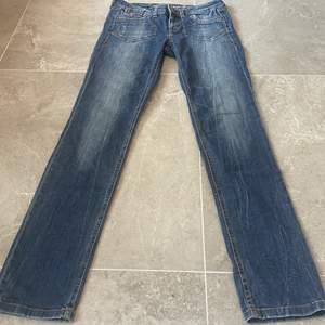 Urgulliga lågmidjade jeans esprit💞Köpta second hand💖Perfekta nu till skolstarten⚡️Skriv vid intresse eller frågor💘
