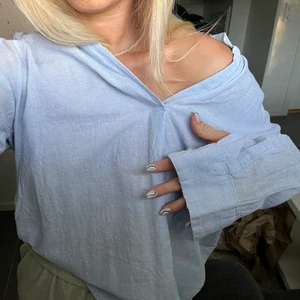 Blå Skjorta 💙 - Älskar denna!!! Har dock för många skjortor vid det här laget 🥺. Bra skick!!!