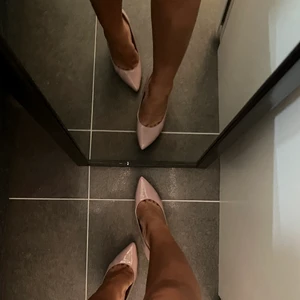 Rosa klackar  - 💖 köpte pga temafest som aldrig ens dom användes till haha! Köpte secondhand för 70kr, säljer för 30kr! 