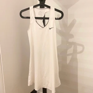 Tennisklänning/padelklänning -  Vit NIKE sportklänning i strl XS. Sparsamt använd. Mått från axel och neråt ca 80-82 cm. Stretch material, Köparen betalar frakten