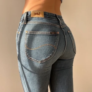 Lågmidjade Leejeans  - Jeans med låg midja från Lee. Storlek 26/31. Perfekt längt på mig som är 160 cm