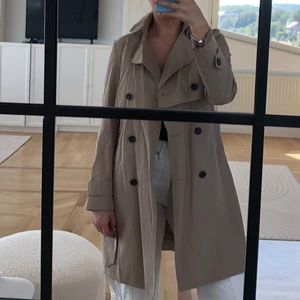 Trenchcoat  - Perfekt i höst! Klassisk, stilren! Vad mer kan man begära? Storlek 📏XS men den passar mig som är en S/M men börjar bli lite tajt i ärmarna.  Köparen står för frakten 🚚📦