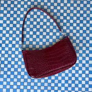 Vinröd handväska köpt second hand, är i väldigt fint skick!