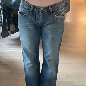 Ett par jättefina jeans! Säljer då de är lite för korta för mig (jag är ca 176cm. W32L32! Priset är diskuterbart vid snabb affär 🥰