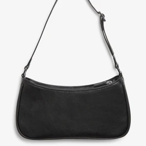 Monki väska - Jättefin minibag från Monki! Jättefint skick 💕💕 Passar till allt och är perfekt om man endast vill ha med sig några få saker ut 🥰