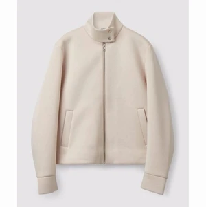 Cos jacka - Säljer min fina jacka från cos som är lite använd men perfekt inför hösten. Då den är lite för oversizad för min smak säljer jag den till någon som använder den mer❤️ 300 + frakt❤️