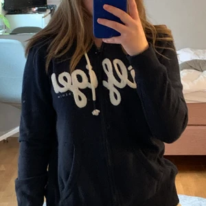 Hilfiger tjocktröja - Säljer denna hoodie med dragkedja från Hilfiger i mörkblått, den är i princip i nyskick. Köparen står för frakt