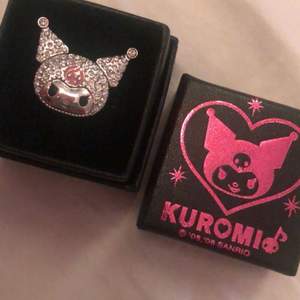 Jättesöt Kuromi ring som jag tyvärr inte använder längre <333 Den är i bra skick! 🥰 Justerbar storlek 💕💕💕💕