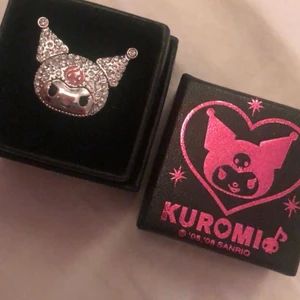 Ring <3 - Jättesöt Kuromi ring som jag tyvärr inte använder längre <333 Den är i bra skick! 🥰 Justerbar storlek 💕💕💕💕