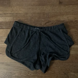 Shorts love to lounge - SKRIV TILL MIG OM SKICK FÖRST INANN KÖP, vissa plagg har defekter!!Otroligt fina och stilrena shorts från Love To Lounge, superfint skick! Är öppen för prisförslag, kan mötas upp i Stockholm och det är bara att skriva för fler bilder:) 